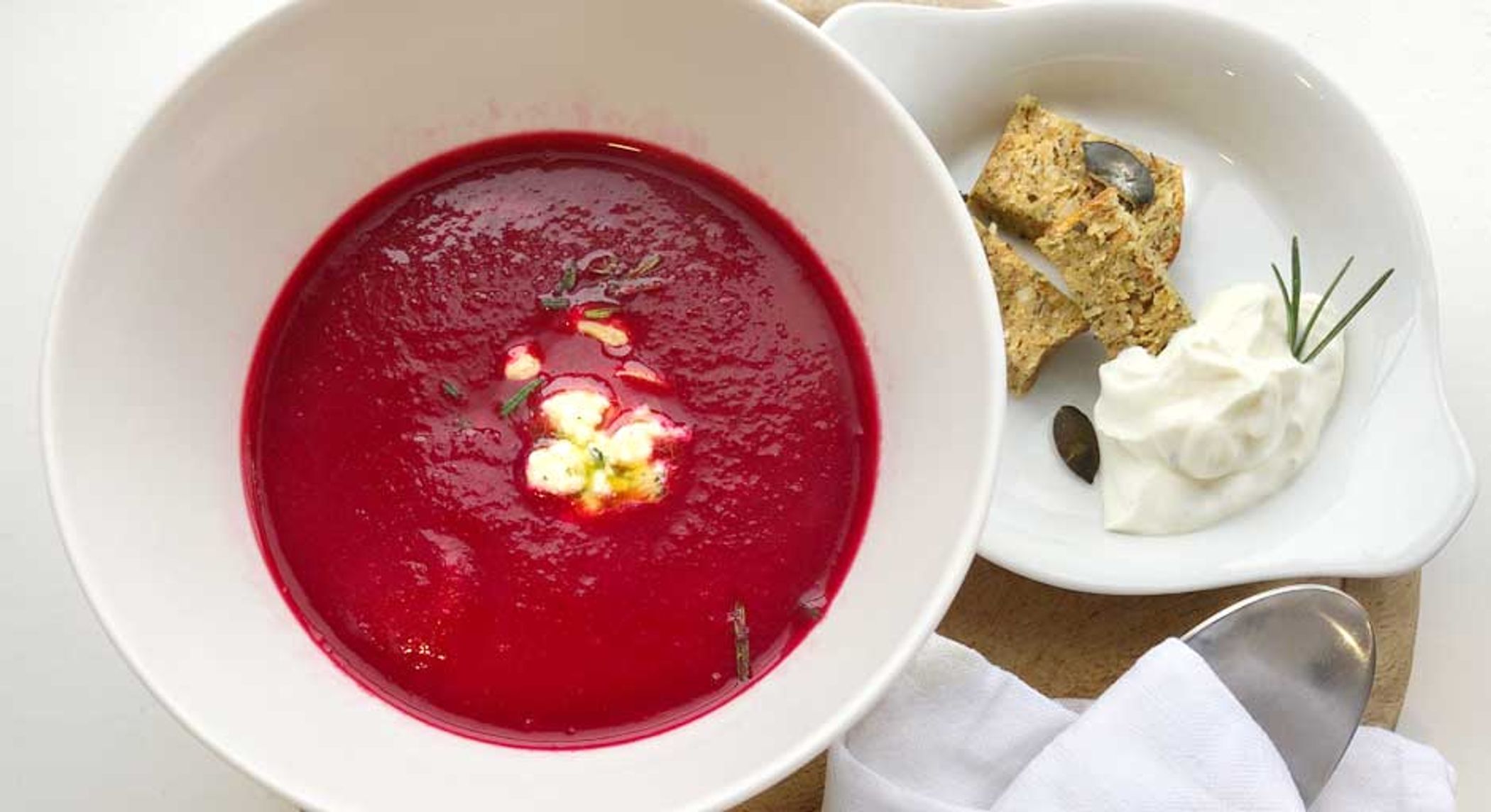 Rote Bete Suppe mit Ziegenkäse-Leinöl-Topping