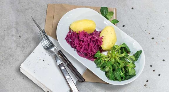 Salzkartoffeln mit Apfelrotkohl