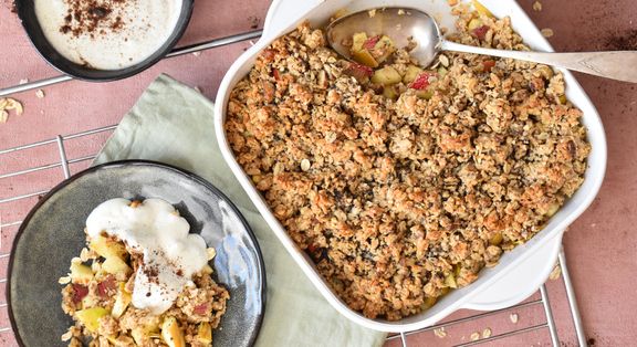 Apfel-Rhabarber Crumble mit fluffigem Vanillequark