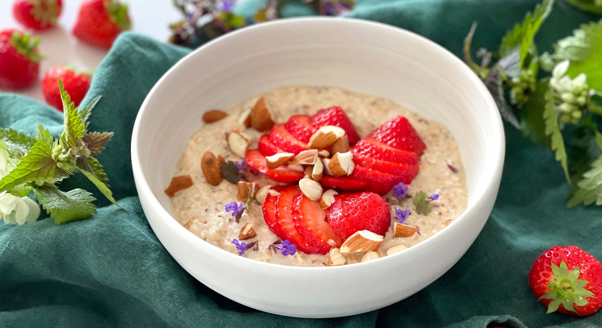 Budwig Porridge mit Beeren der Saison