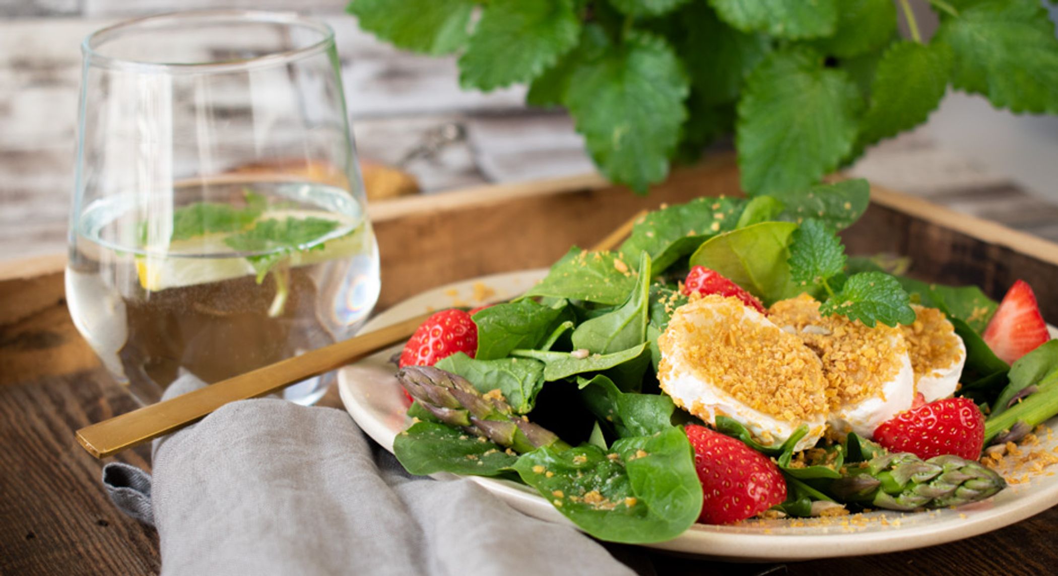 Erdbeer-Spargelsalat mit knusprigen Ziegenkäsetalern