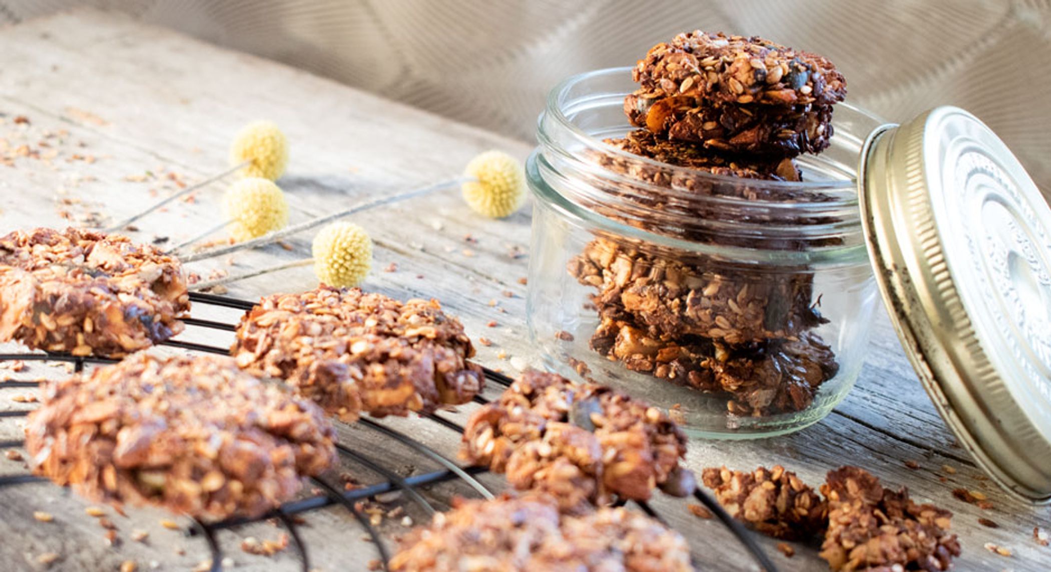 Dattel-Hanf-Cookies mit Kernen und Nüssen