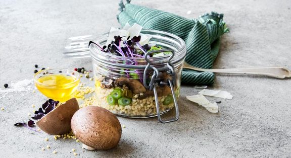 Hirsesalat mit marinierten Champignons