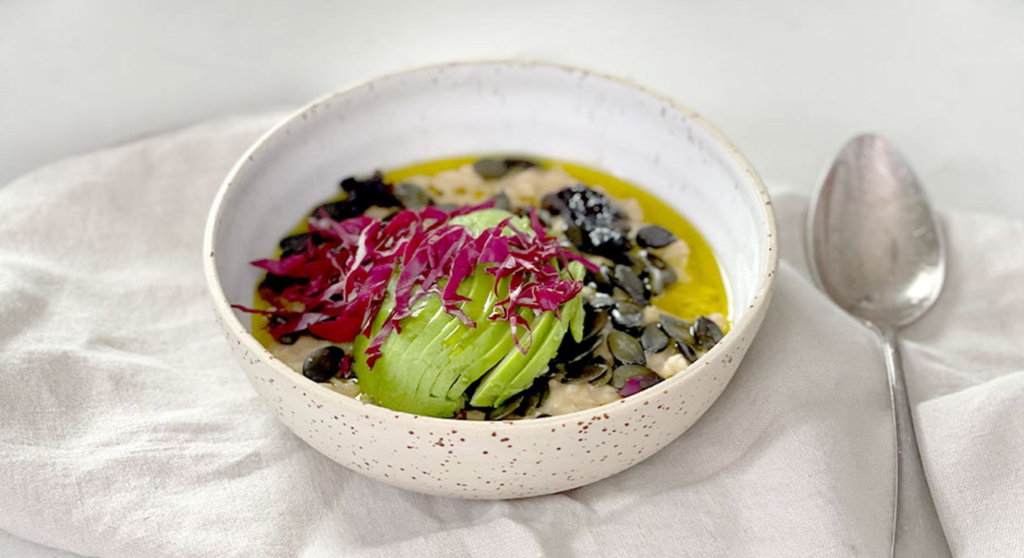 Tomaten-Miso-Protein-Porridge mit Avocado