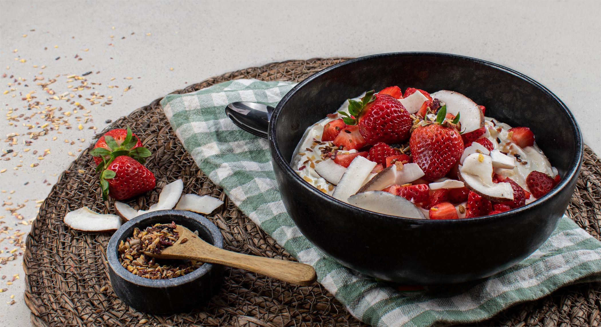 Budwig Creme mit Erdbeeren, Kokos und Pistazien