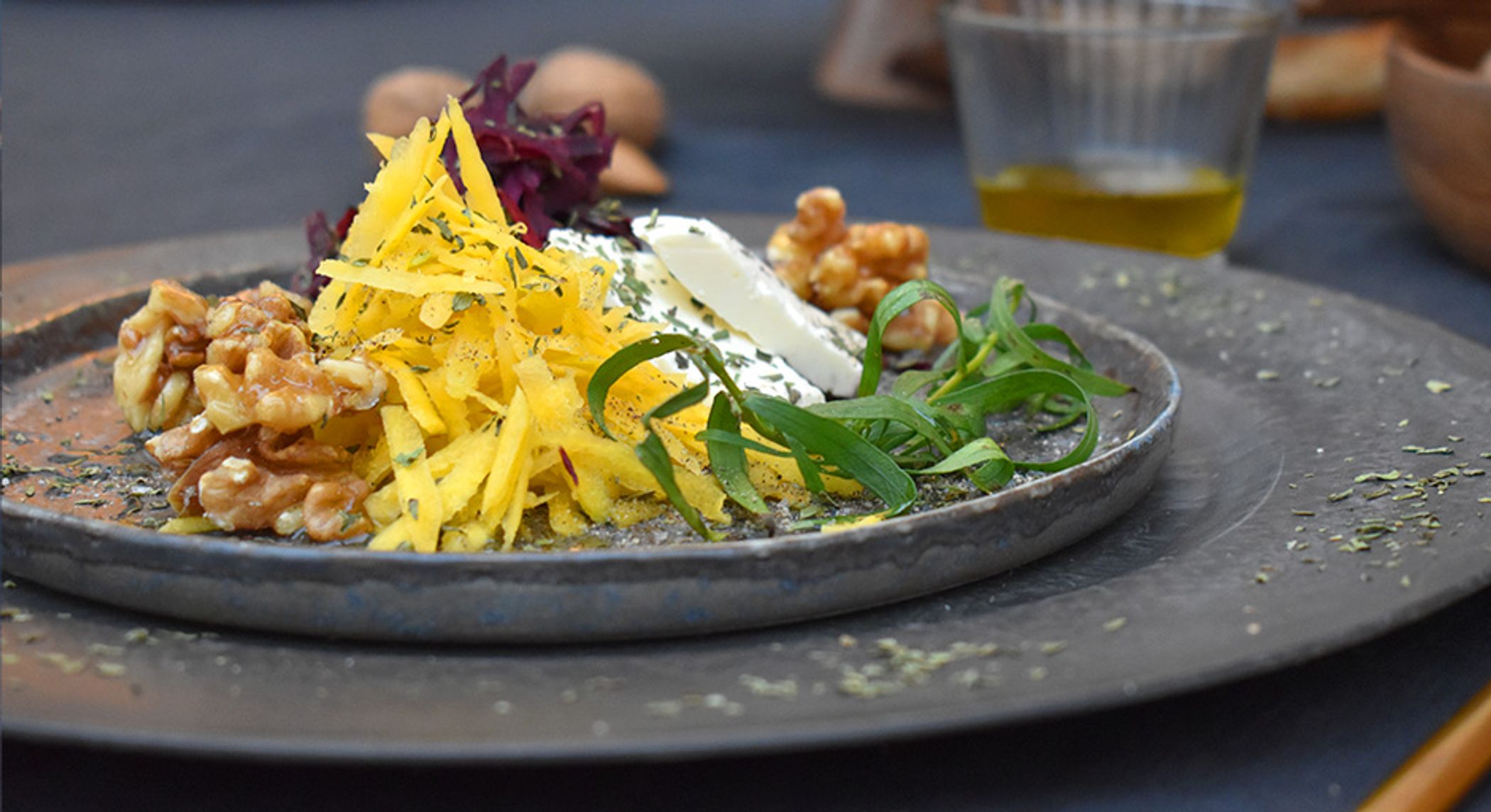 Urmöhren-Apfelsalat mit Feta und karamellisierten Walnüssen