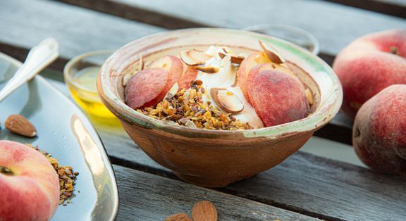 Budwig Creme mit Weinbergpfirsichen und gerösteten Mandeln