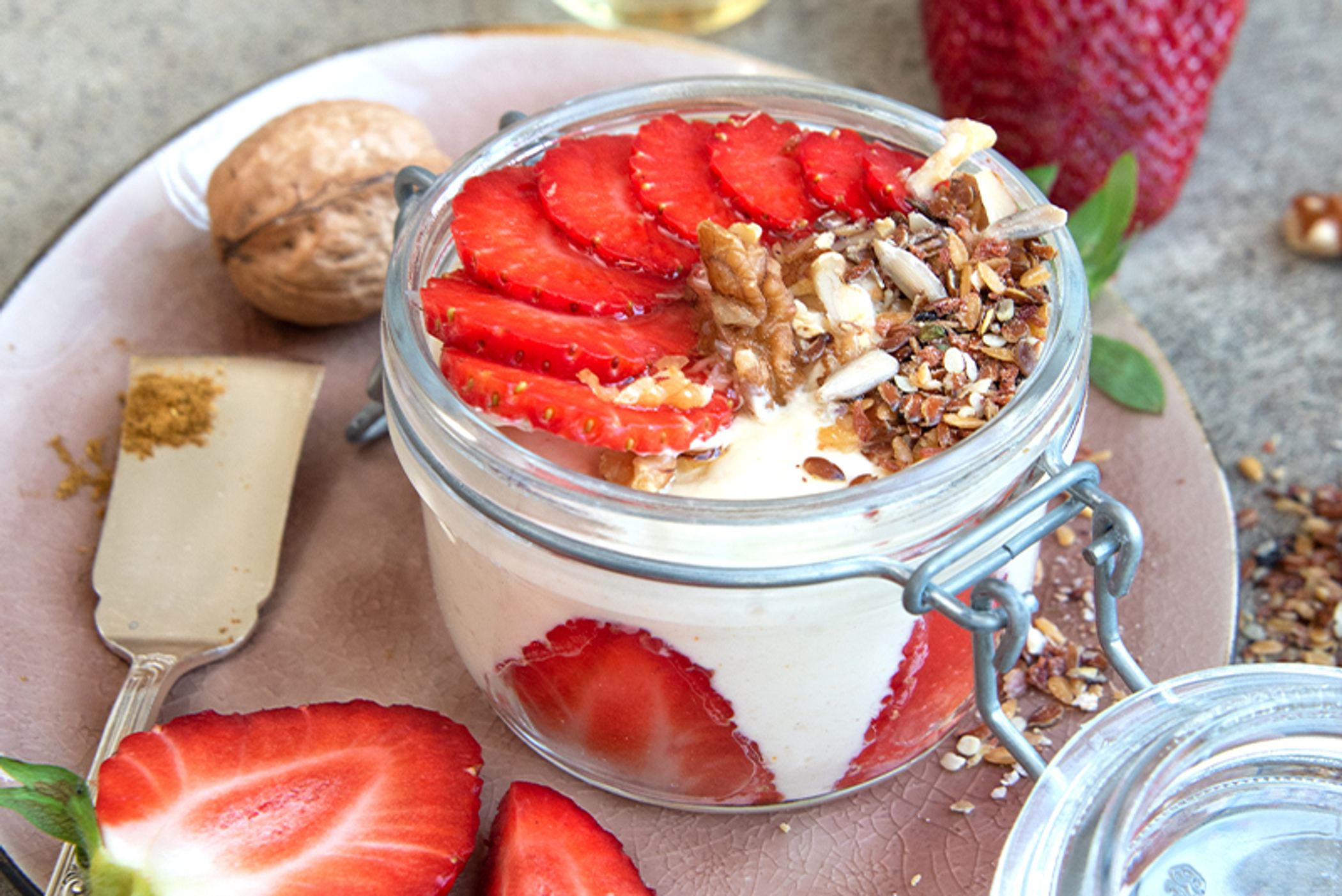 Budwig Creme mit Erdbeeren und Walnüssen