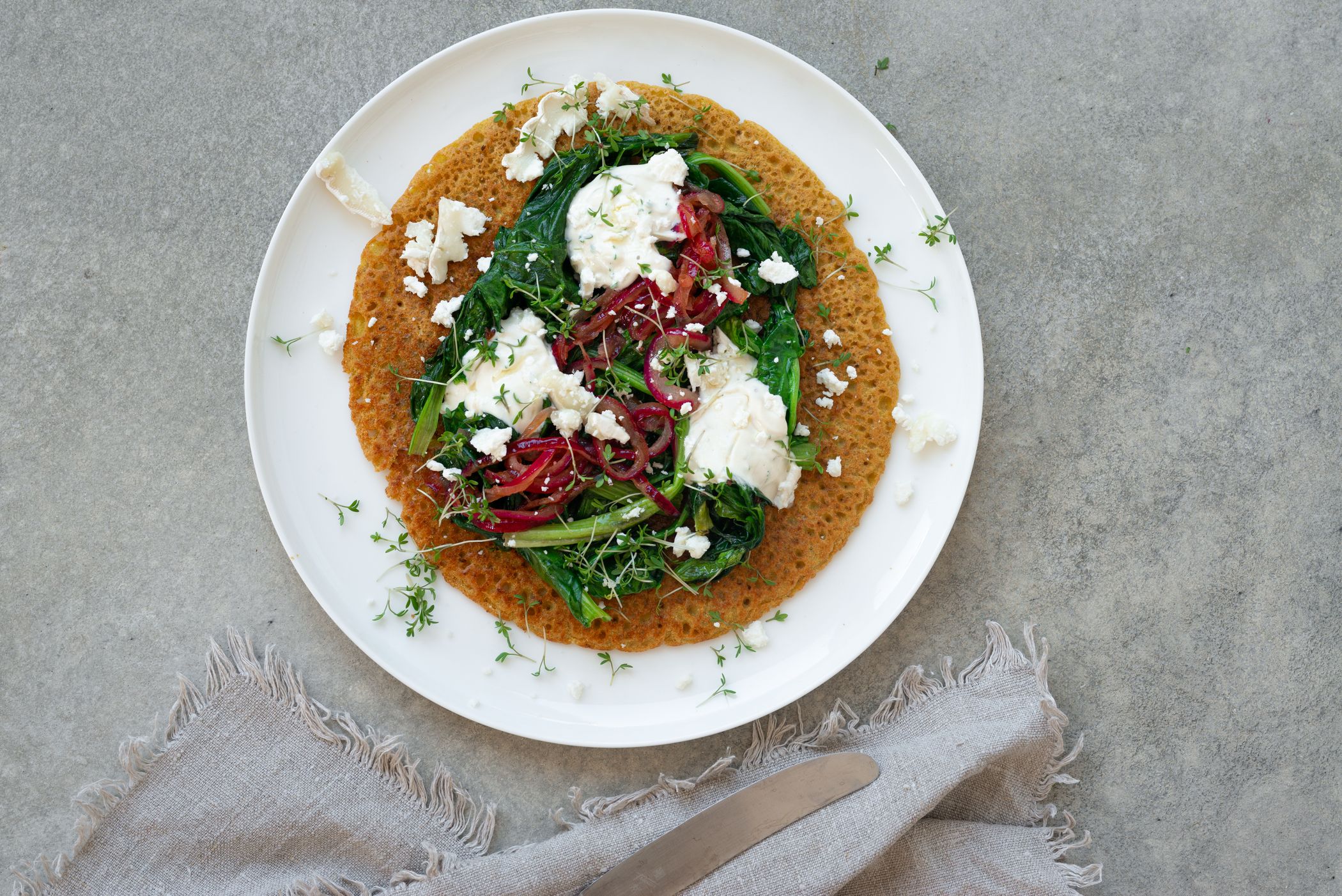 Kichererbsen-Pfannkuchen mit Spinat und Schwarzkümmelöl-Dip 