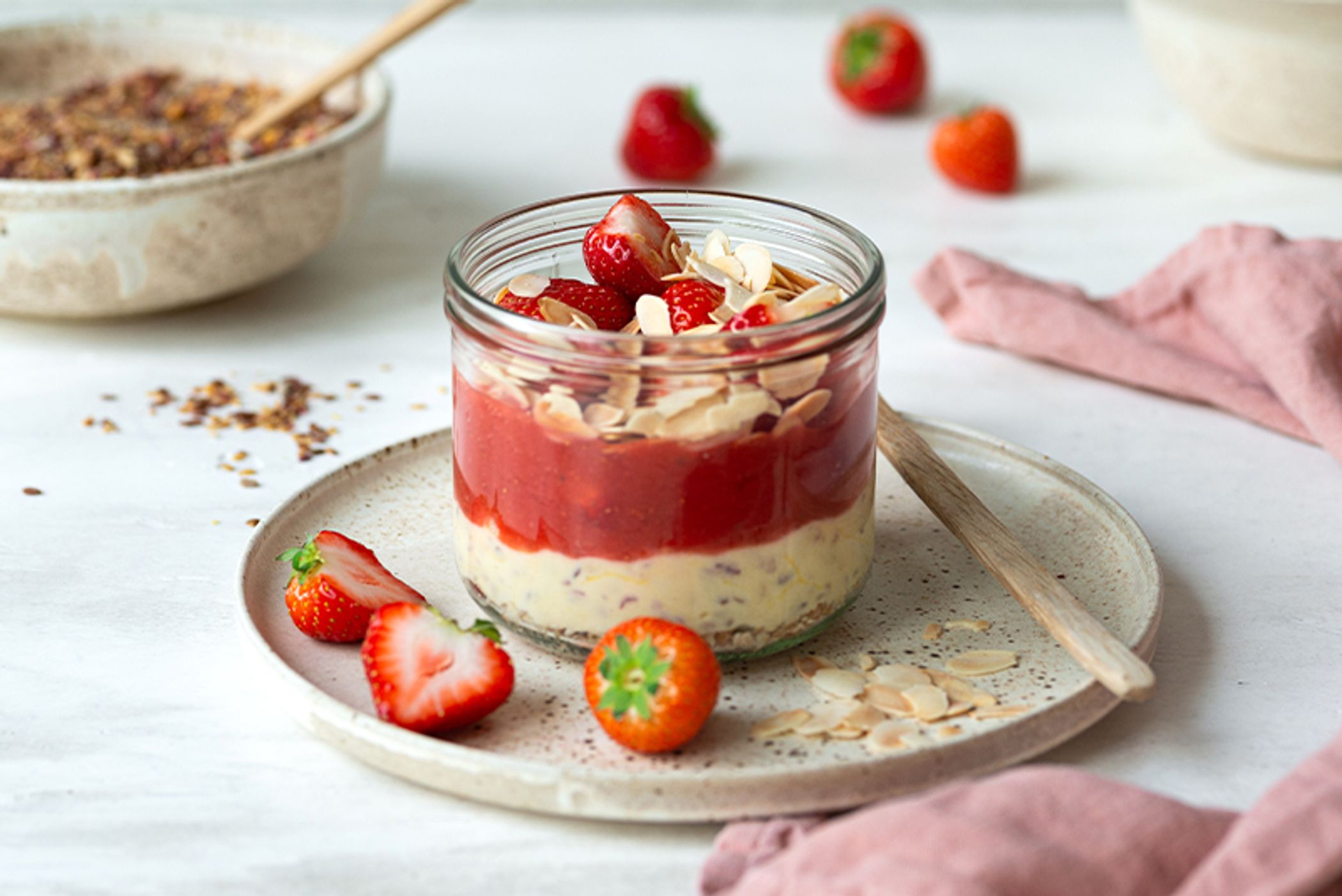 Budwig Creme mit Protein Porridge und Erdbeeren