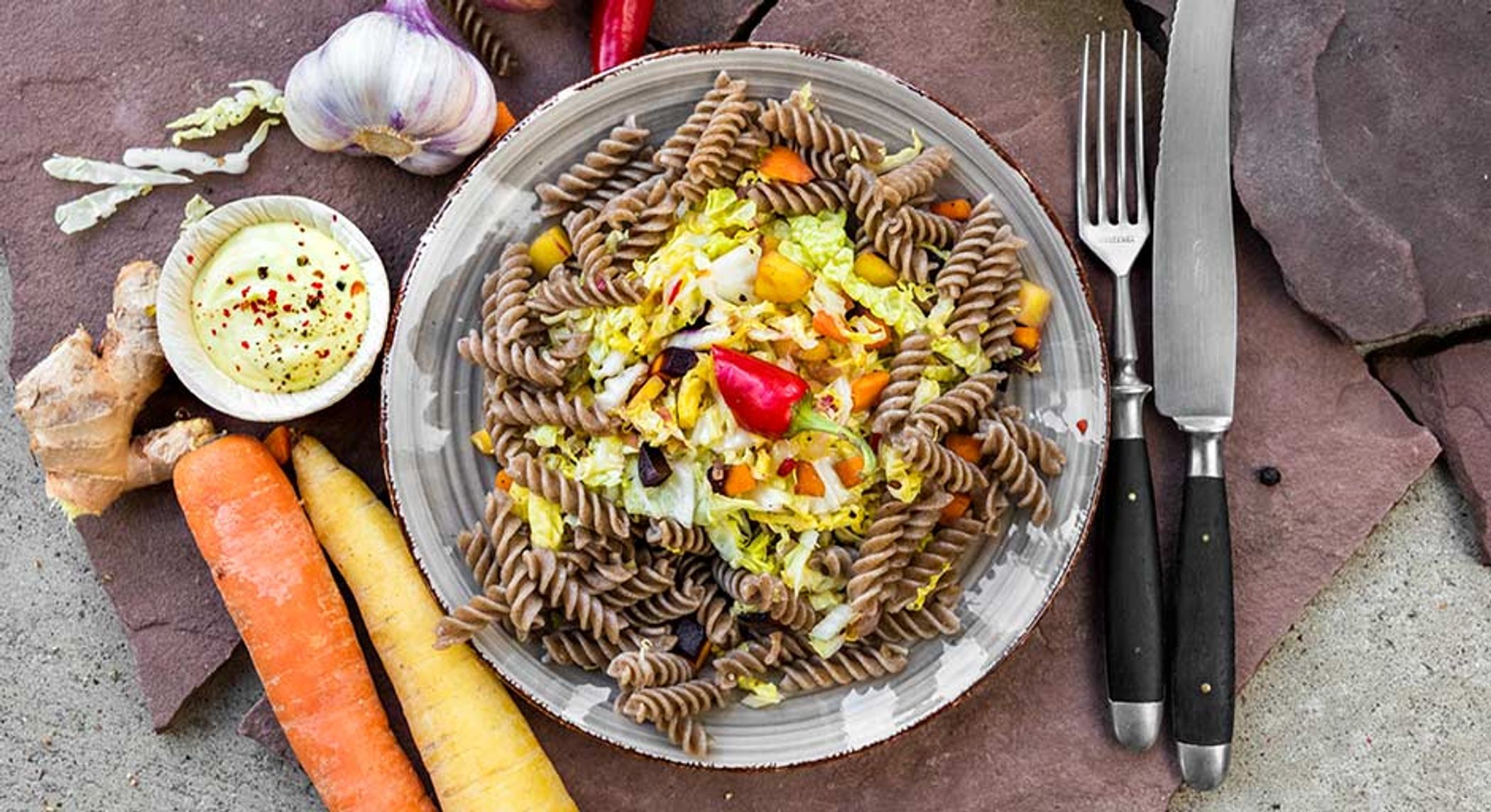 Chinakohlpfanne mit Buchweizennudeln und Budwig Honig-Senf-Dip