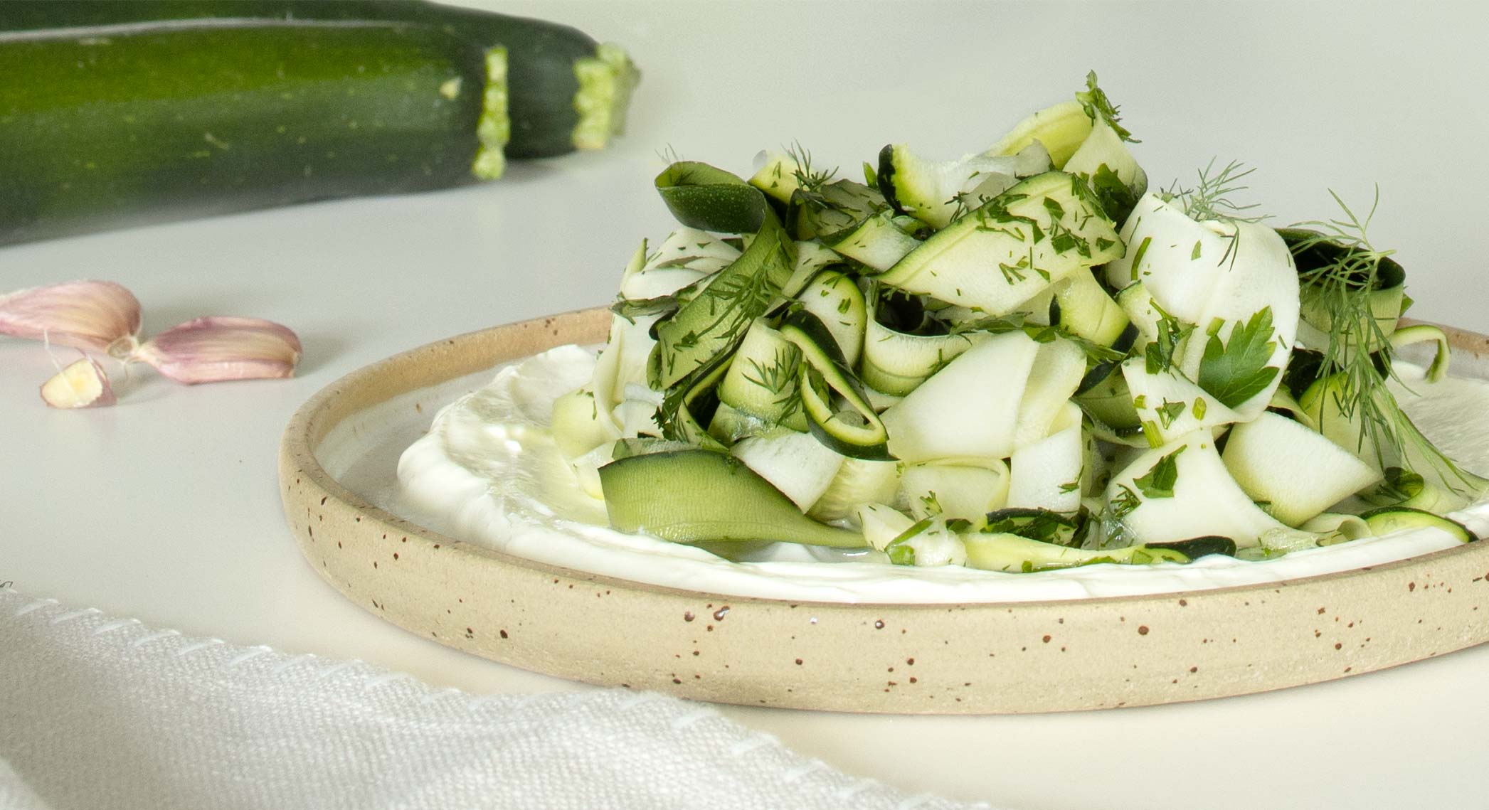 Zucchini-Rohkost mit Frühlingskräutern auf Quarkcreme | Rezepte | Dr ...