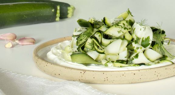 Zucchini-Rohkost mit Frühlingskräutern auf Quarkcreme