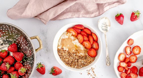 Sommerliches Erdbeer-Porridge mit einem Hauch Zitrone