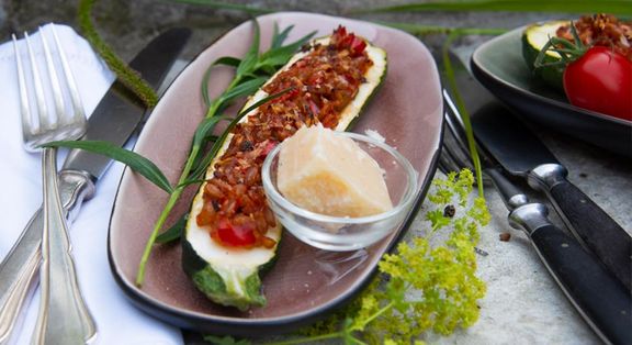 Zucchinischiffchen mit Grünkernfüllung und mediterranem Dip