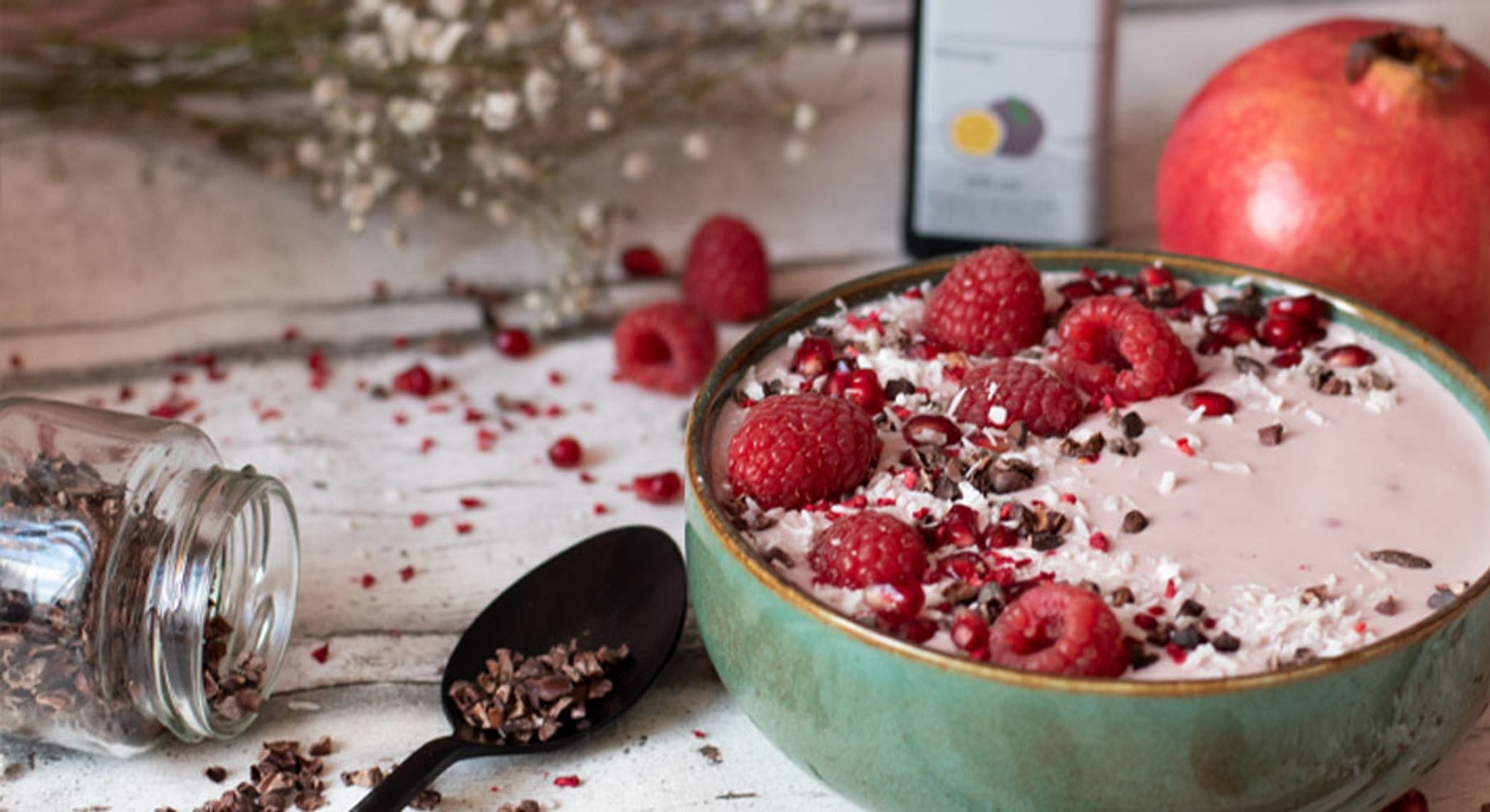 Budwig Creme mit Himbeeren Granatapfelkernen und Kokos