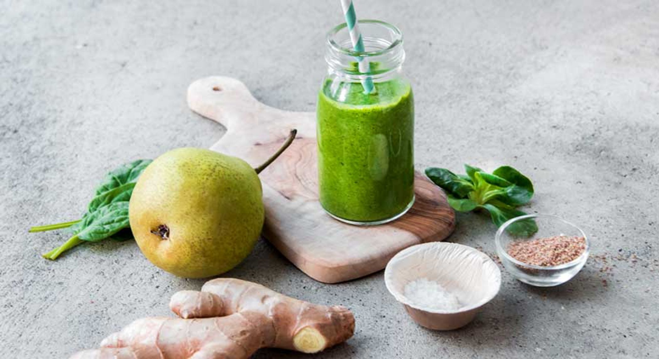 Grüner Smoothie mit Blattspinat und Birne