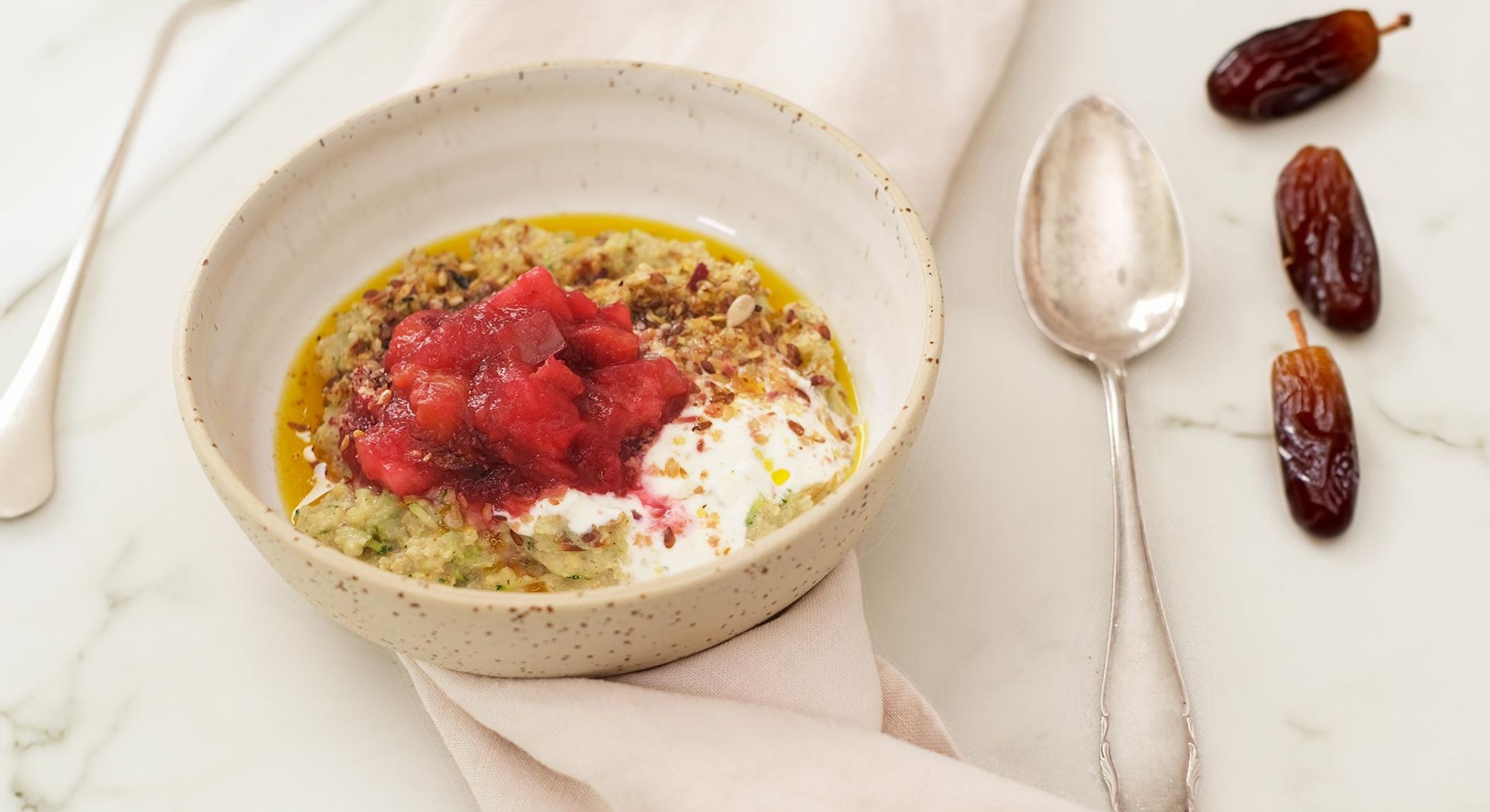 Zucchini-Porridge mit süßen Datteln 