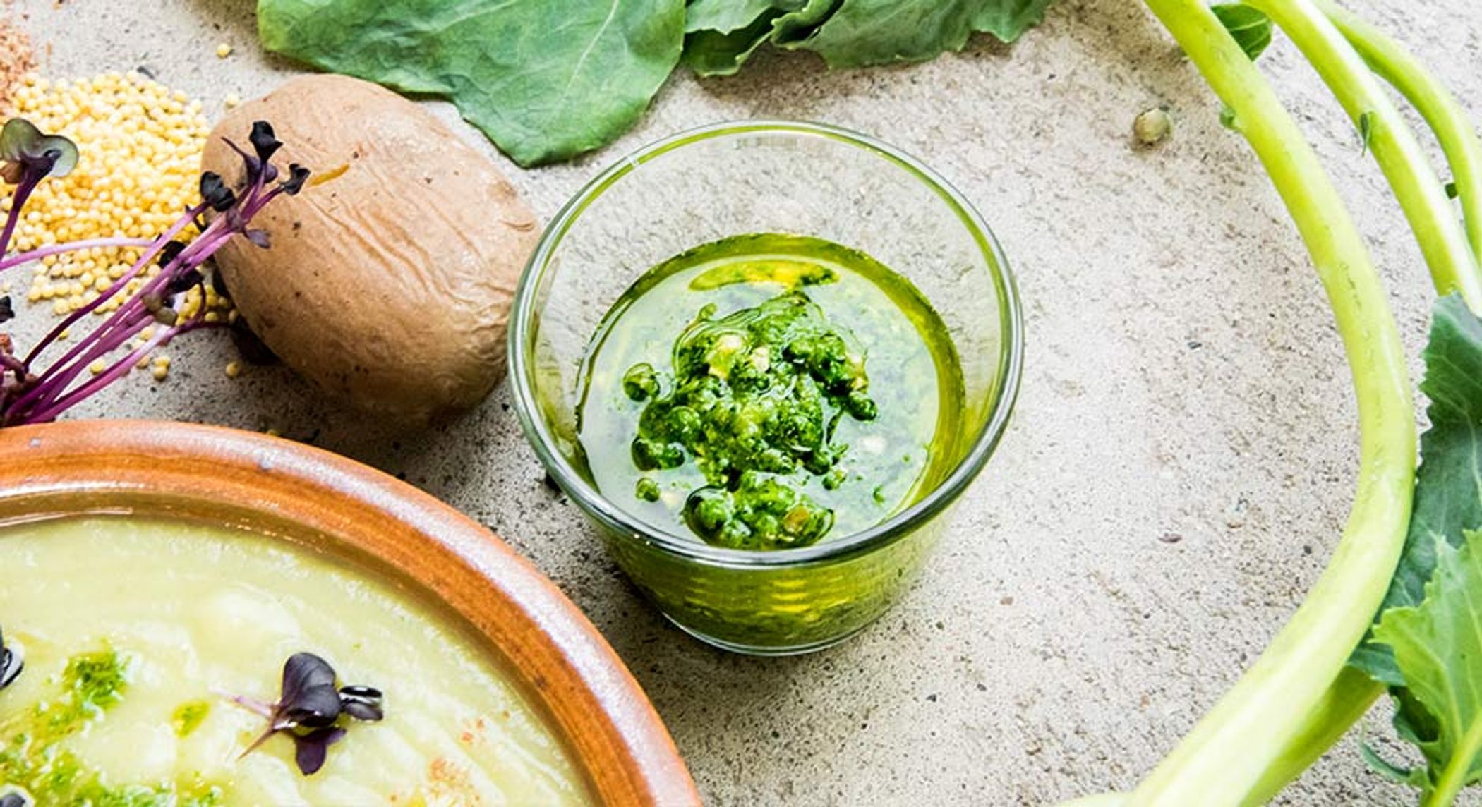 Kohlrabi-Hirsesuppe mit Frühlingspesto