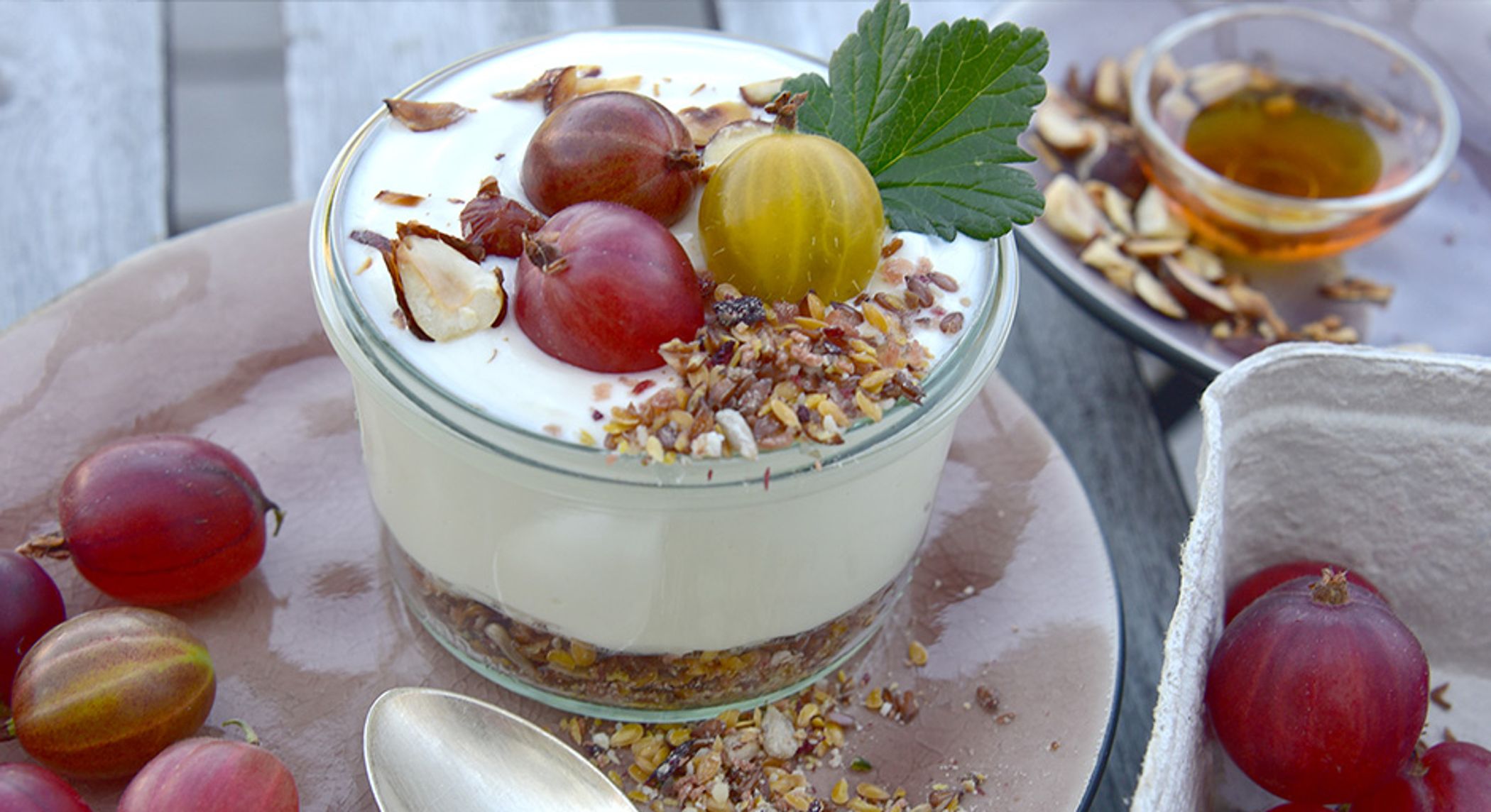 Budwig Creme mit Stachelbeeren und gerösteten Haselnüssen