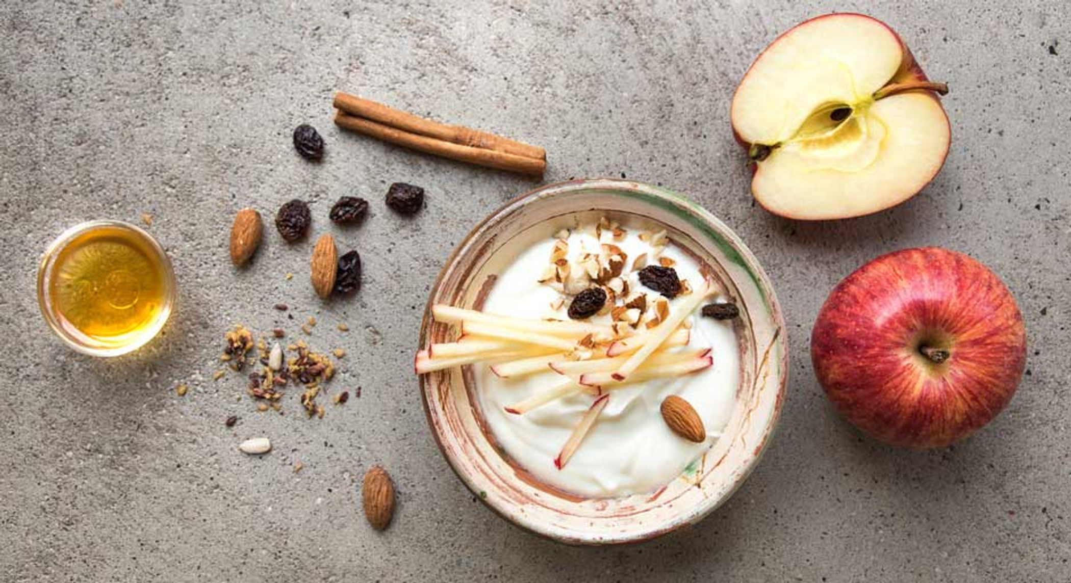 Budwig Creme mit Apfel, Rosinen und Mandeln