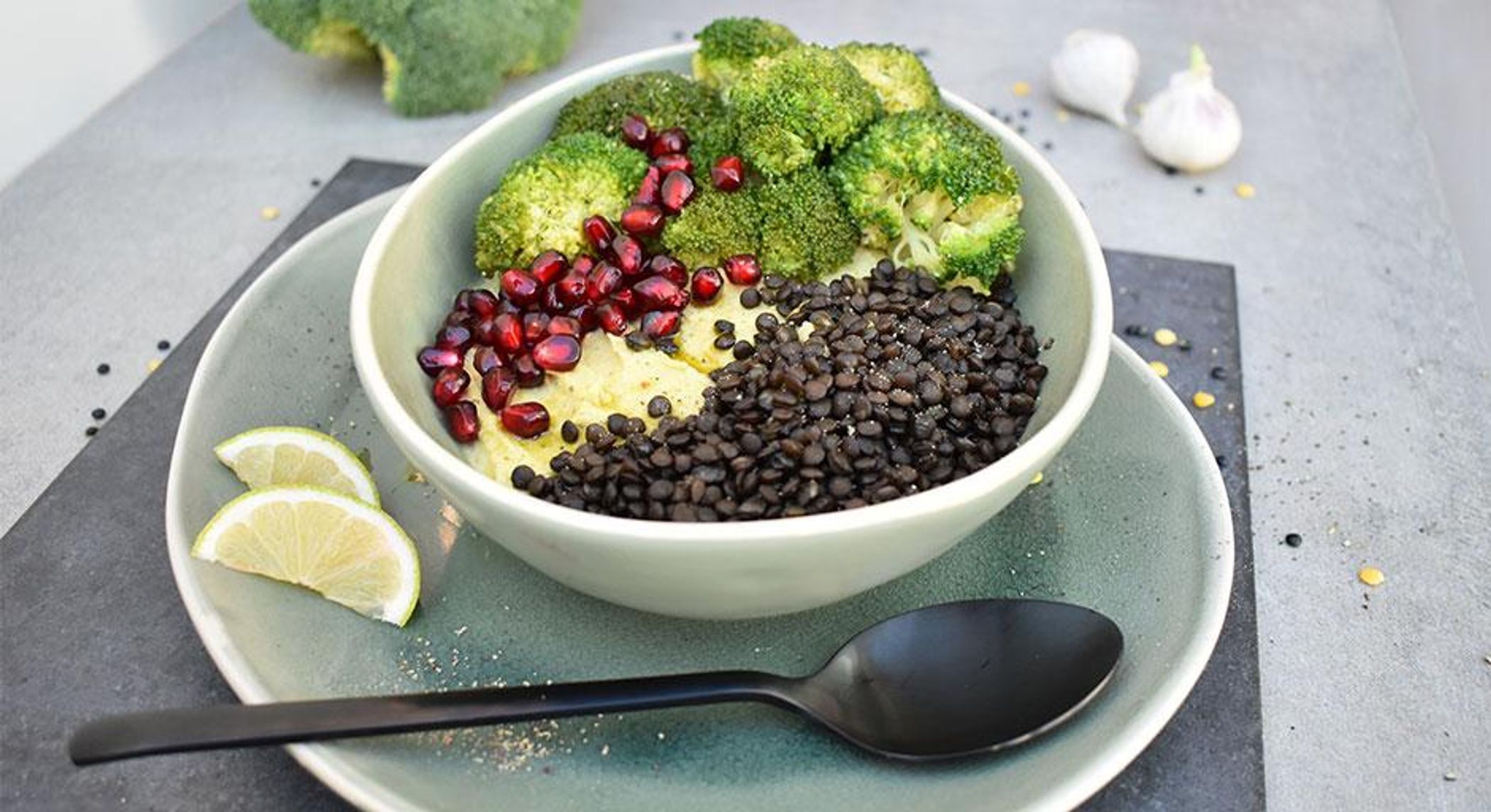 Proteinbowl mit gelbe-Linsen-Hummus