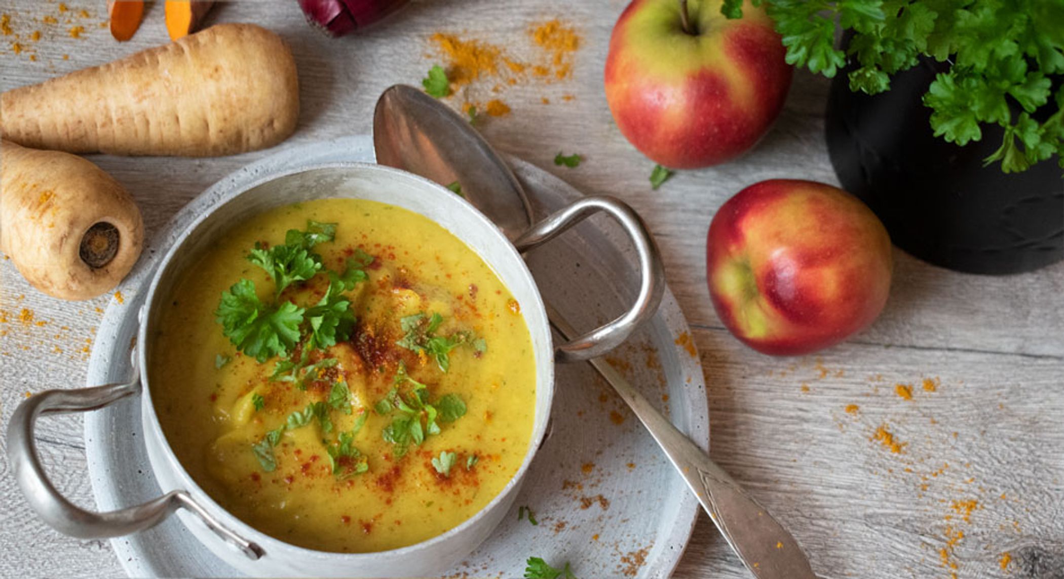 Fruchtig-scharfe Apfel-Pastinakensuppe