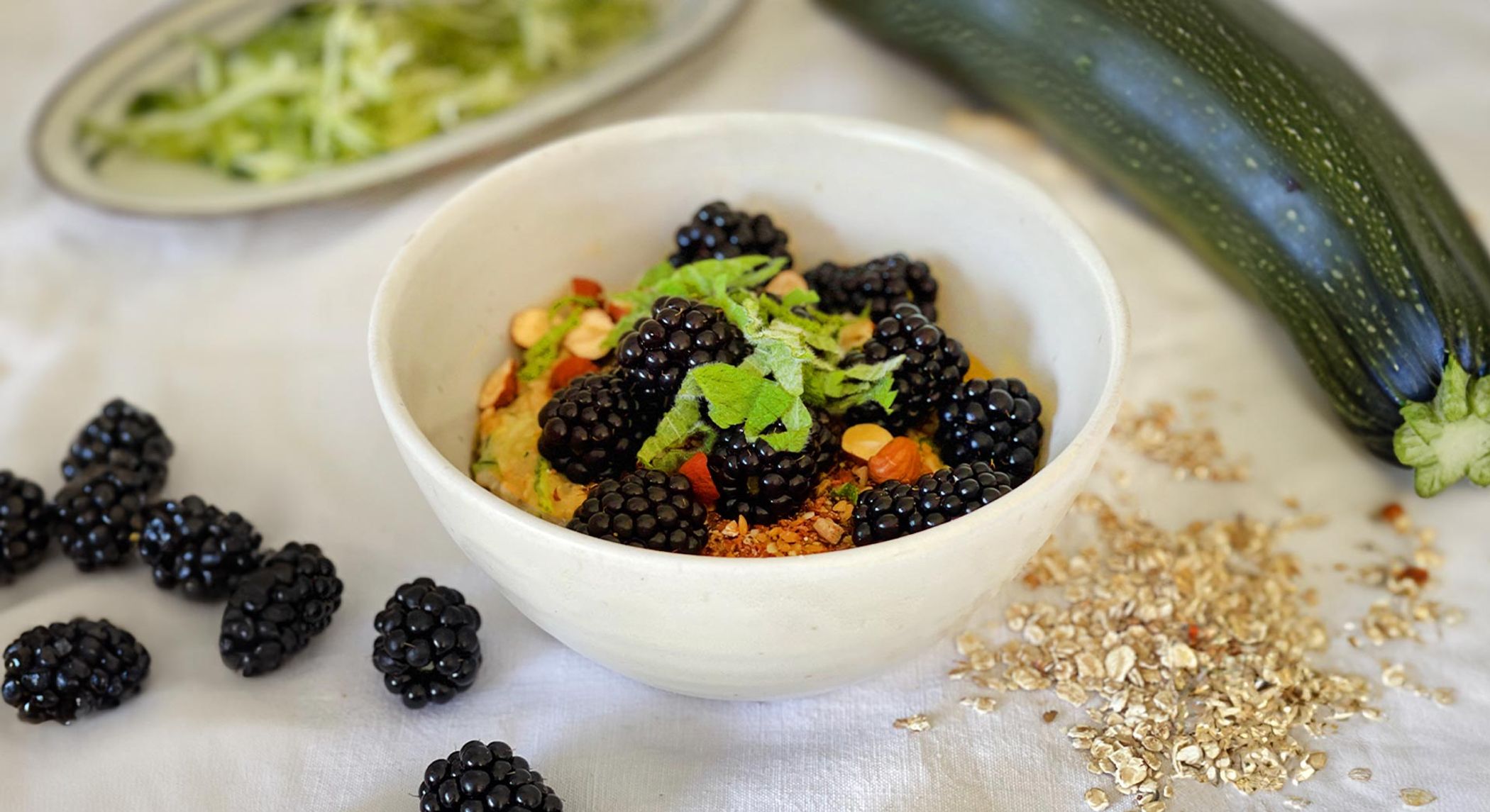 Porridge mit Brombeeren und Zucchini