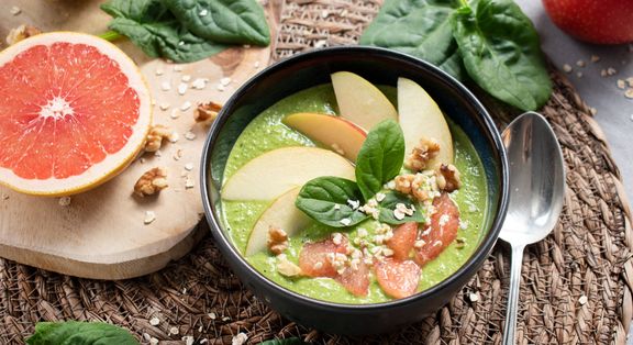 Vegane Smoothie Bowl mit Blattspinat, Apfel und Grapefruit