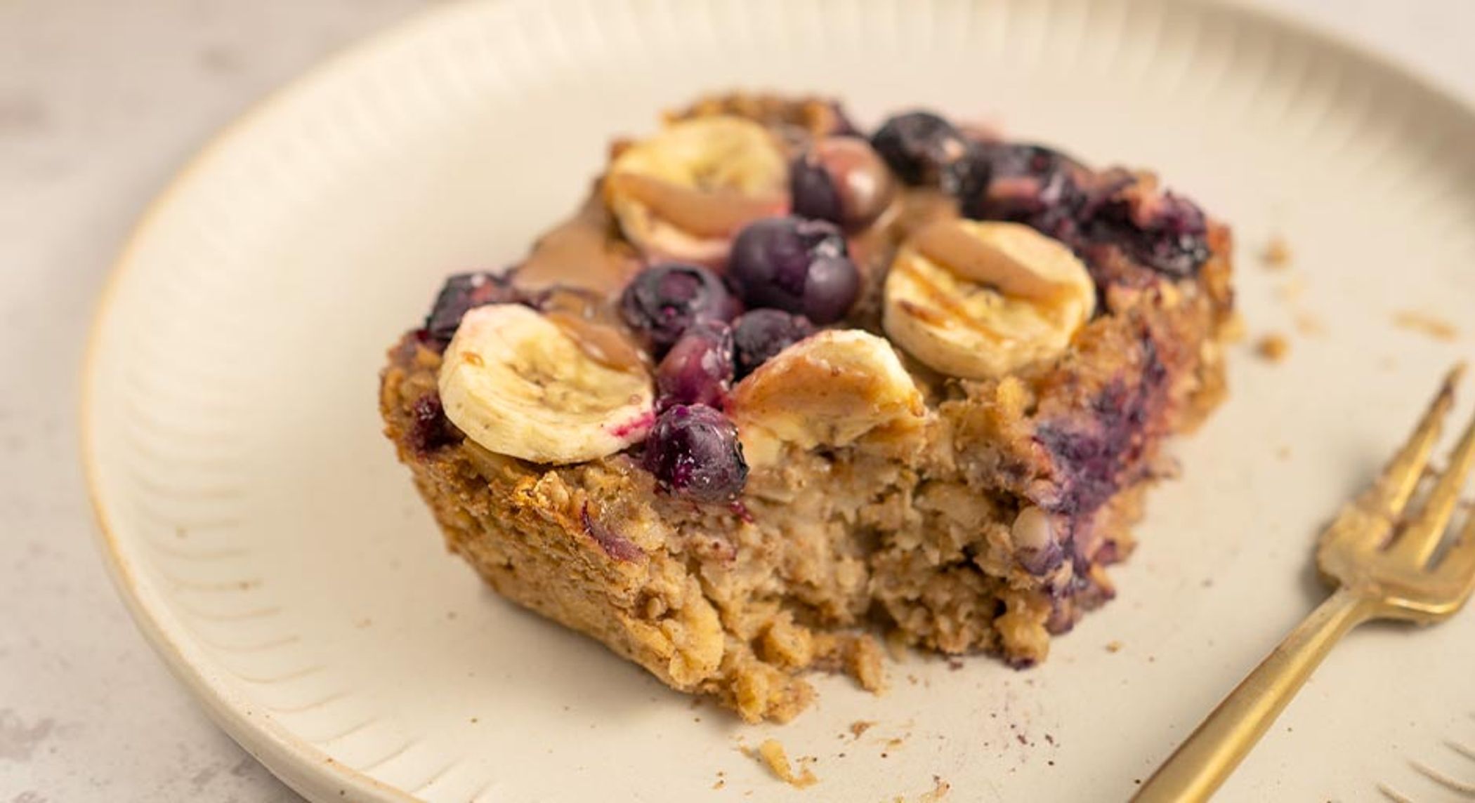 Baked Budwig Porridge mit Heidelbeer-Bananen-Topping