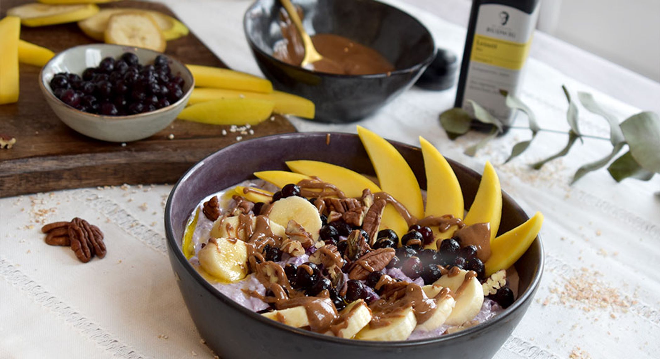 Buchweizen-Overnight Oats mit Mango und Blaubeeren