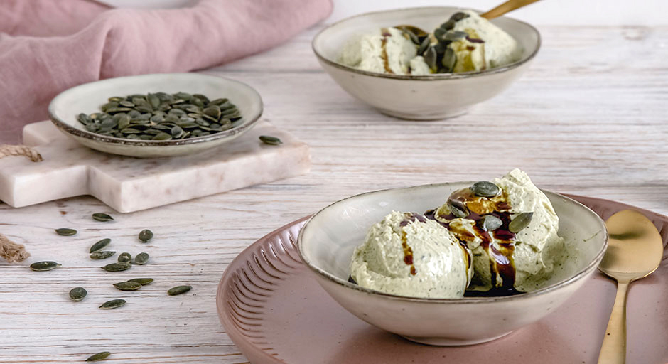 Kürbiskern-Eis mit Kürbiskernöl und gerösteten Kernen | Rezepte | Dr ...