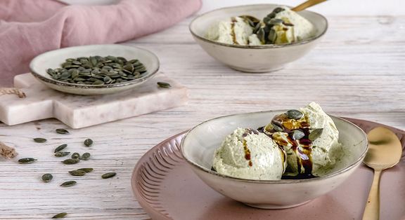 Kürbiskern-Eis mit Kürbiskernöl und gerösteten Kernen