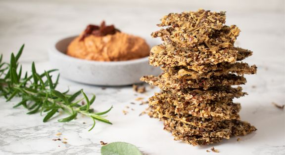 Kräutercracker mit Cashew-Tomaten-Dip