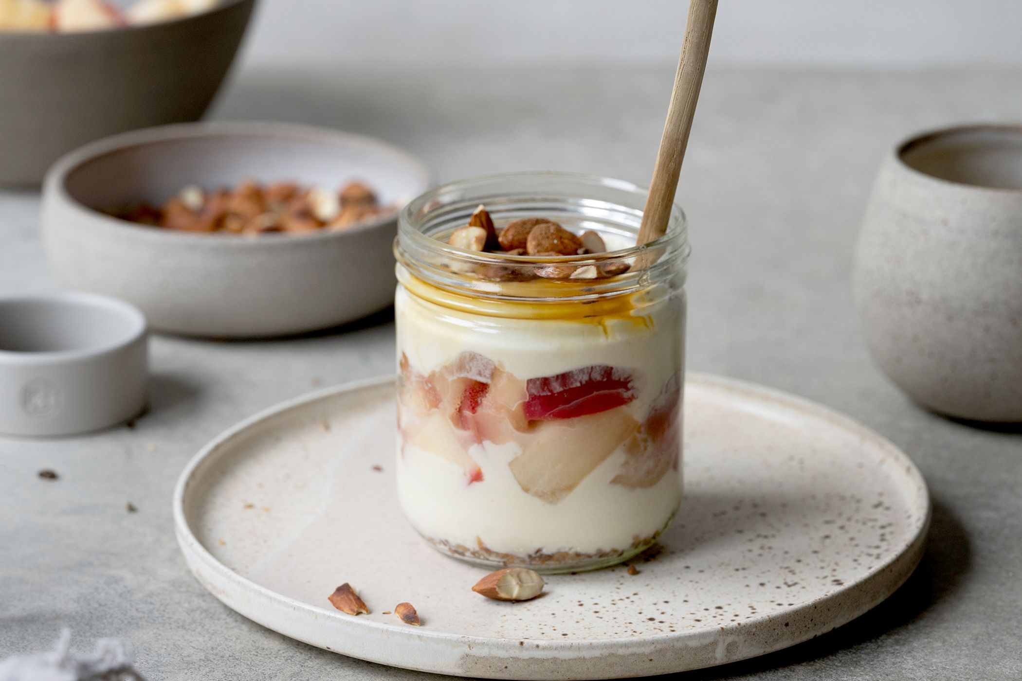 Winterliche Budwig Creme mit marinierten Äpfeln und Mandeln