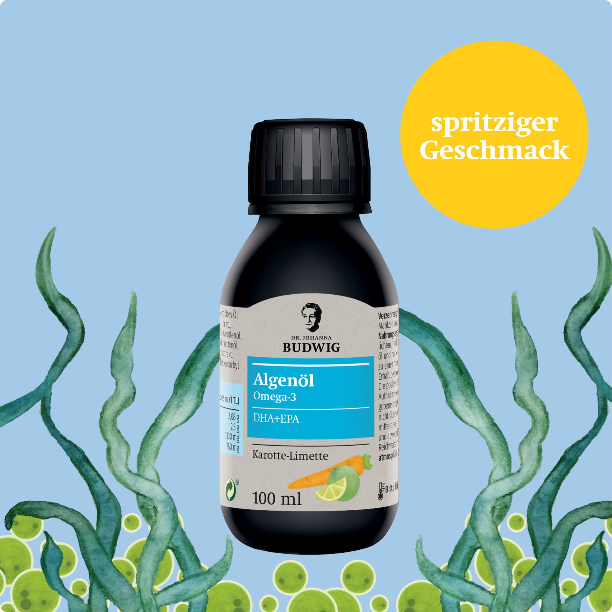 Dr. Budwig Algenöl Omega-3 Karotte-Limette auf blauem Hintergrund mit illustrierten Algen und Algenöltropfen. Oben rechts gelb-orangener Störer mit der Aufschrift: spritziger Geschmack.