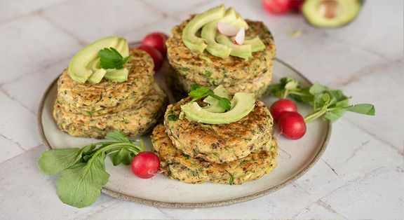 Zucchini-Kräuter-Pancakes mit Avocado