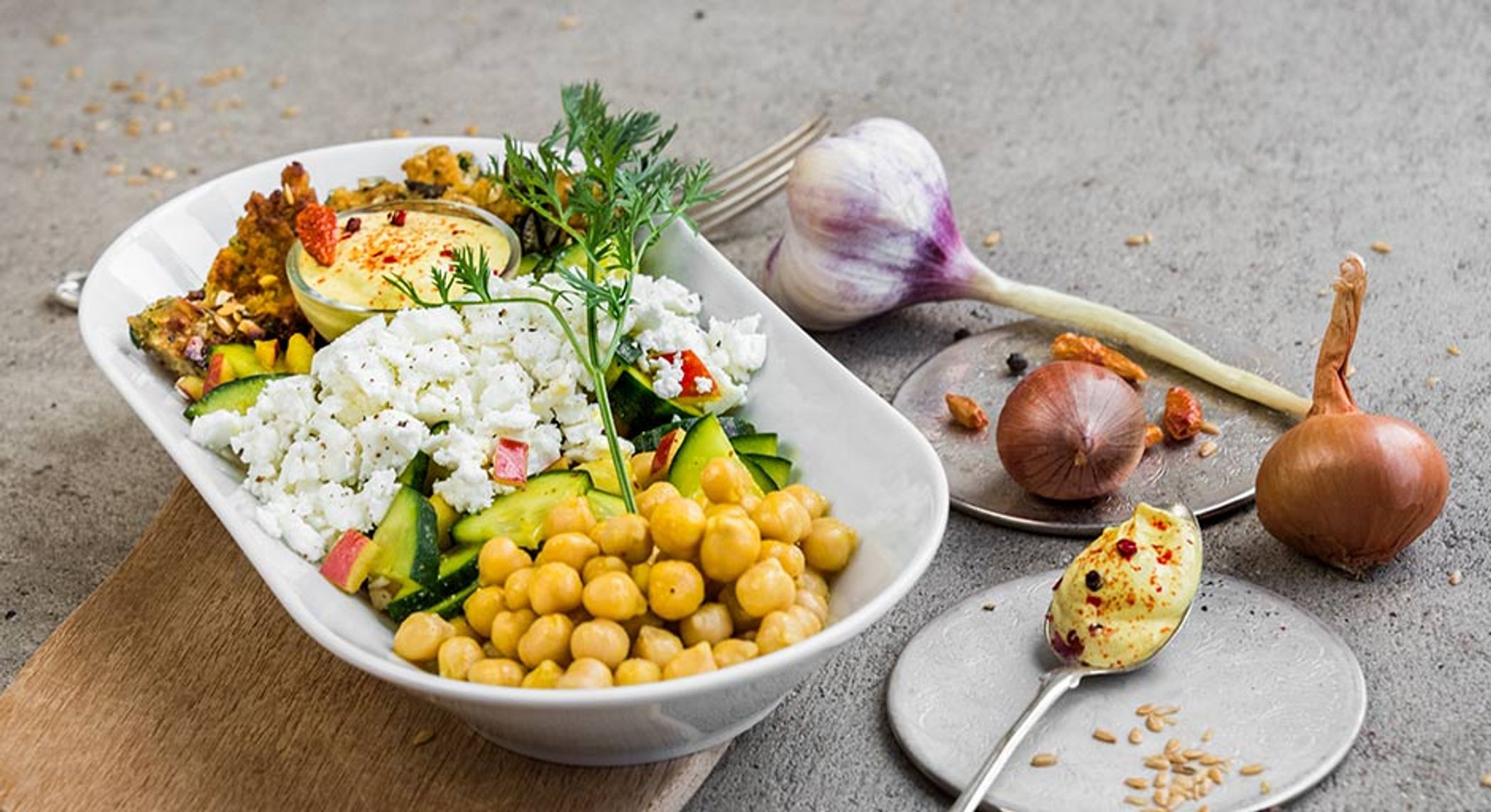 Bunte Budwig Bowl mit Curry-Dip