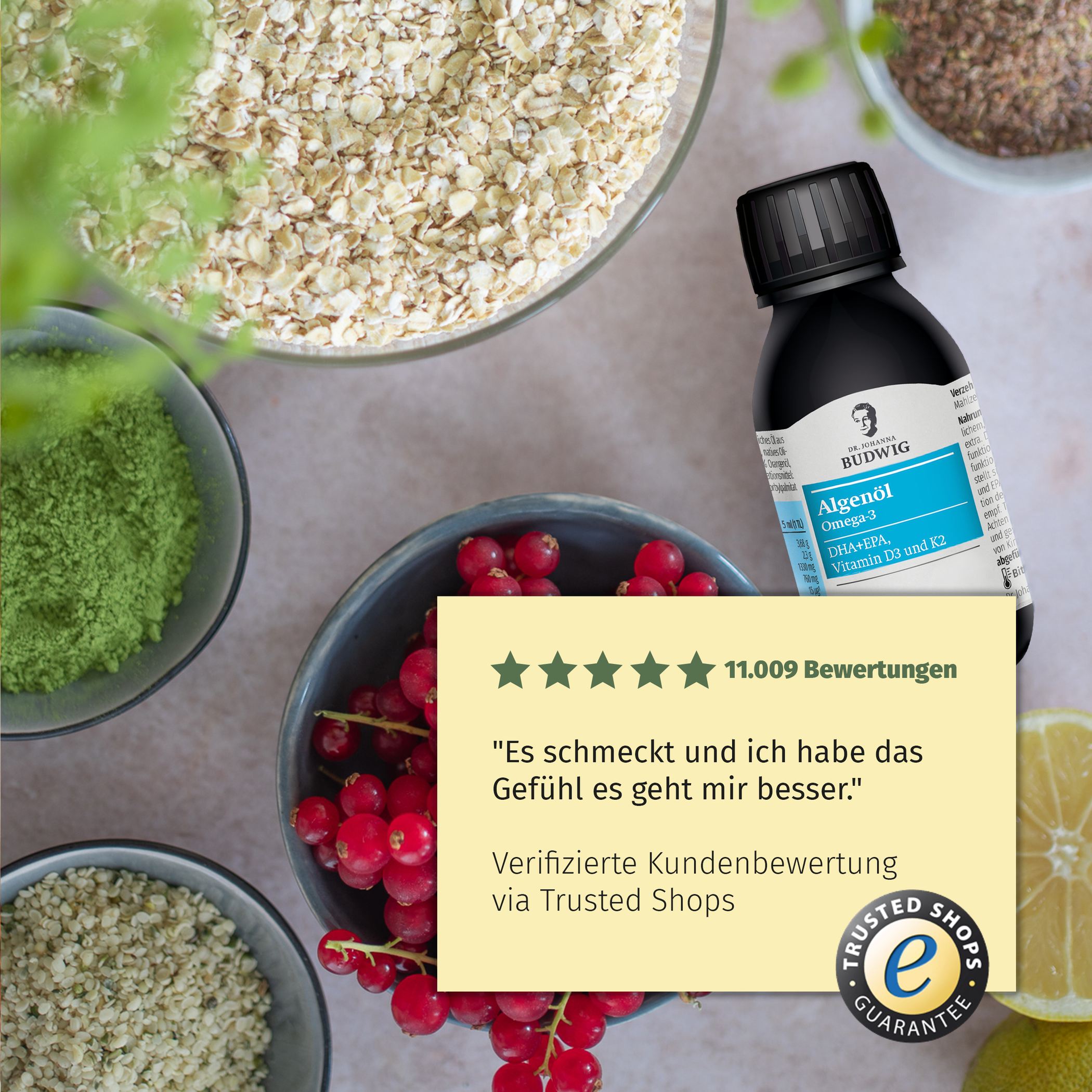 Ein Tisch auf den verschiedene Cerealien stehen und ein Dr.Budwig Algenöl liegt. Abgebildet ist eine Bewertung von Trusted Shop, die sagt: Es schmeckt und ch habe das Gefühl es geht mir besser.