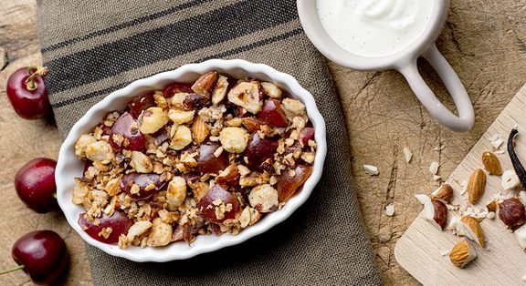 Kirschcrumble aus der Pfanne mit süßer Budwig Creme